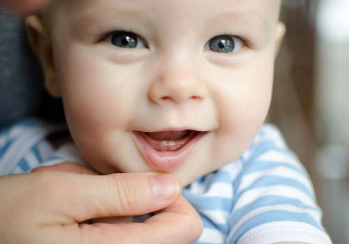 Первые зубы у ребенка фото